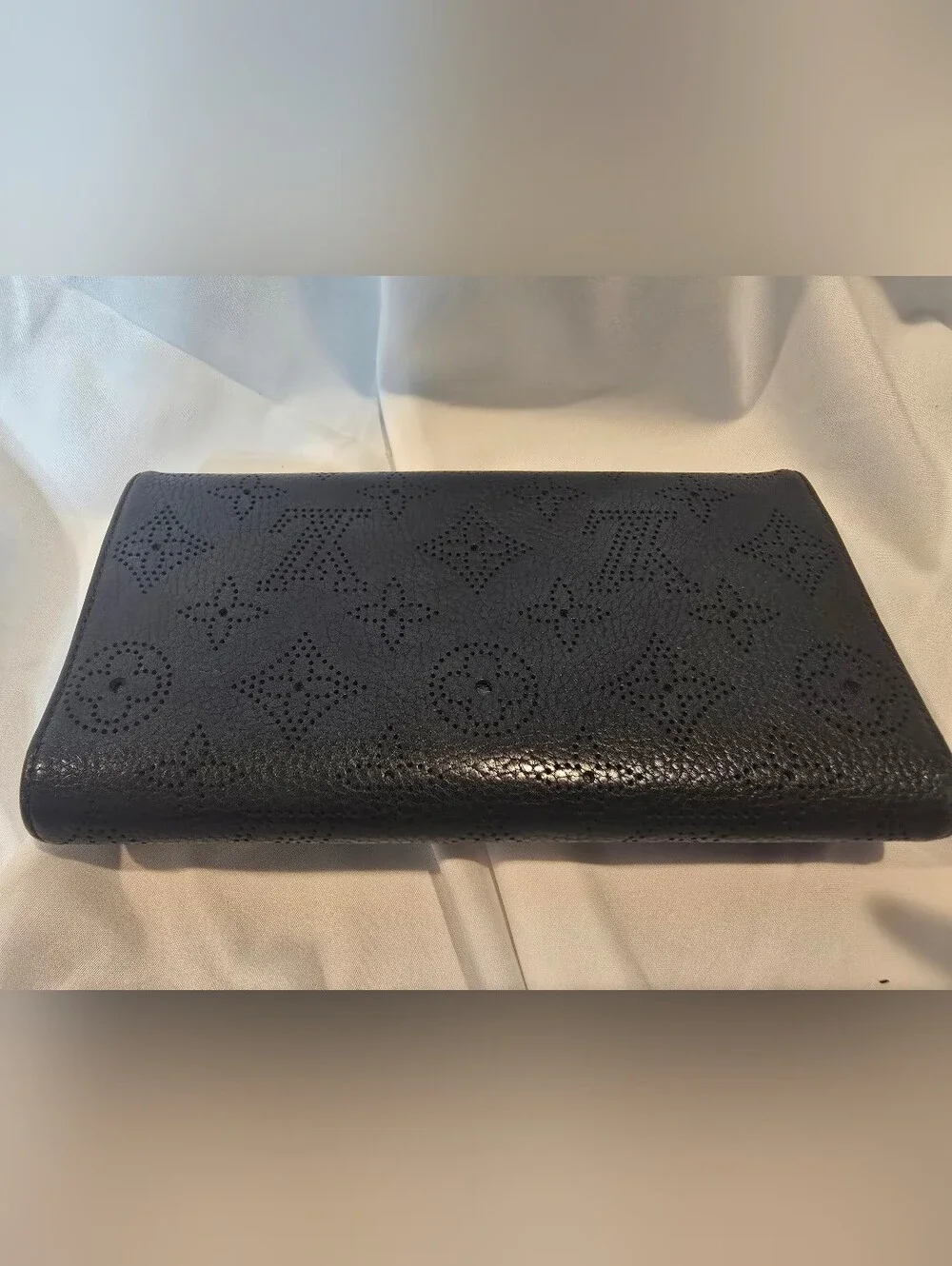 AUTHENTIC Louis Vuitton Long Wallet – Classic Flap & Clasp – Amelia Mahina-black